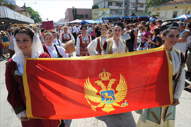 ЦРНОГОРЦИ ЛОМЕ КОПЉА: Химна је фалсификат!